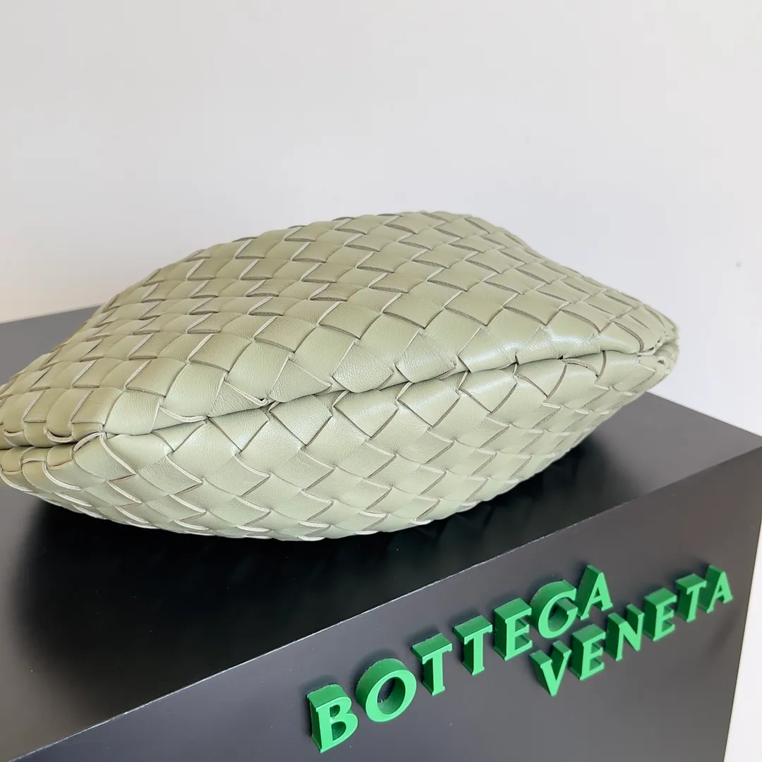 Batch 1760, ready for sale. Inspired by the 20th century modern sculptor Brancusi's work "Birds in the Sky". Muse brass handles, unique craftsmanship, make each handle unique, thus reflecting the precious sense of sculpture. Carrying Sardine in hand creates a high-end and modern look! The Sardine handbag uses Intrecciato weaving to highlight the heritage of the brand's craftsmanship. The handle design forms a strong contrast and presents an artistic design concept. The finishing of the Muse brass decorative layer is completed by multiple processes. The exquisite craftsmanship makes each handle unique. Style number: 7468 Size: 33*3*24
